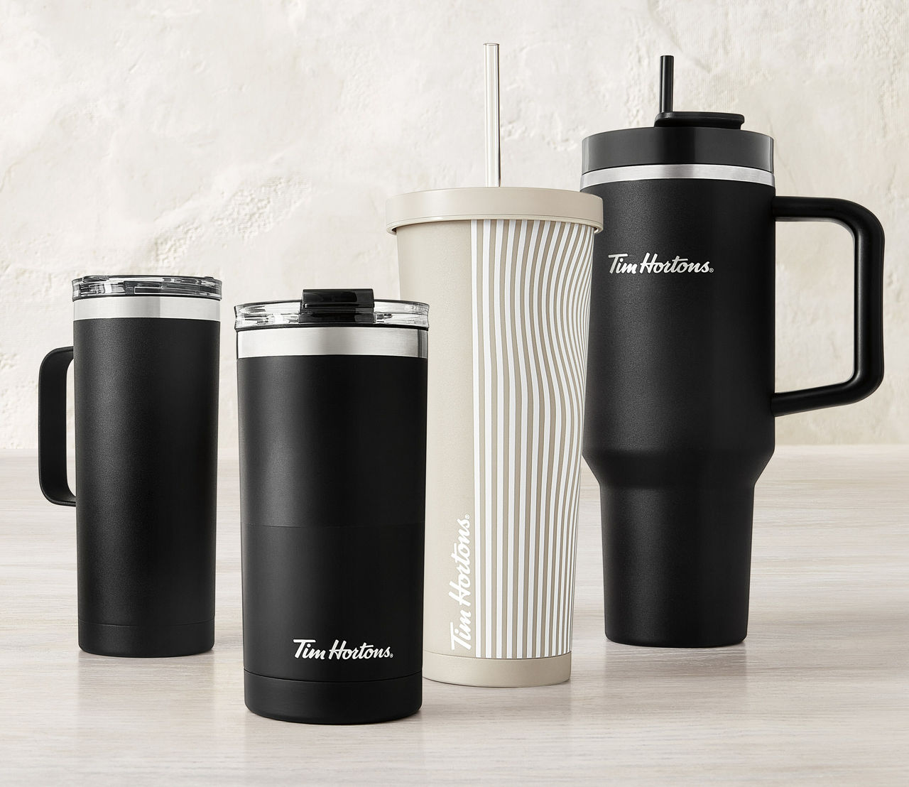 La nouvelle collection Indispensables de Tim Hortons met en vedette une tasse avec paille format géant (1,2 L/40 oz) et une gamme d’autres tasses et gobelets en acier inoxydable qui ont du style (Groupe CNW/Tim Hortons)